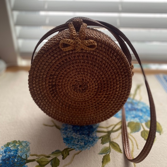 Handwoven crossbody rattan bag - Picture 10 of 11